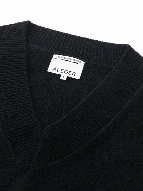 N.84 Cashmere Oversized V-neck in Black